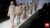Koleksi busana hijab karya Ria Miranda sangat feminin dengan nuansa terang serba pastel, plus motif serta hiasan bunga. Para model terlihat seperti bidadari kala melintasi runway di Jakarta Fashion Week 2016, Senayan, pada hari ini (25/10).