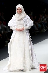 Model dan aktris Inneke Koesherawati tampil anggun dalam balutan busana hijab karya Barli Asmara dalam perhelatan Jakarta Fashion Week, Senayan, pada Minggu (26/10). Gaun panjang bertabur kristal dipadu jaket berhias pita-pita, dengan aksen bulu pada bagian bawah gaun.