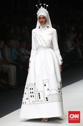 Tak sekadar menampilkan motif khas Betawi di lini busana hijab kreasinya, Zaskia Sungkar juga menampilkan wajah Jakarta sebagai ibu kota yang dijejali bangunan pencakar langit. Tampak