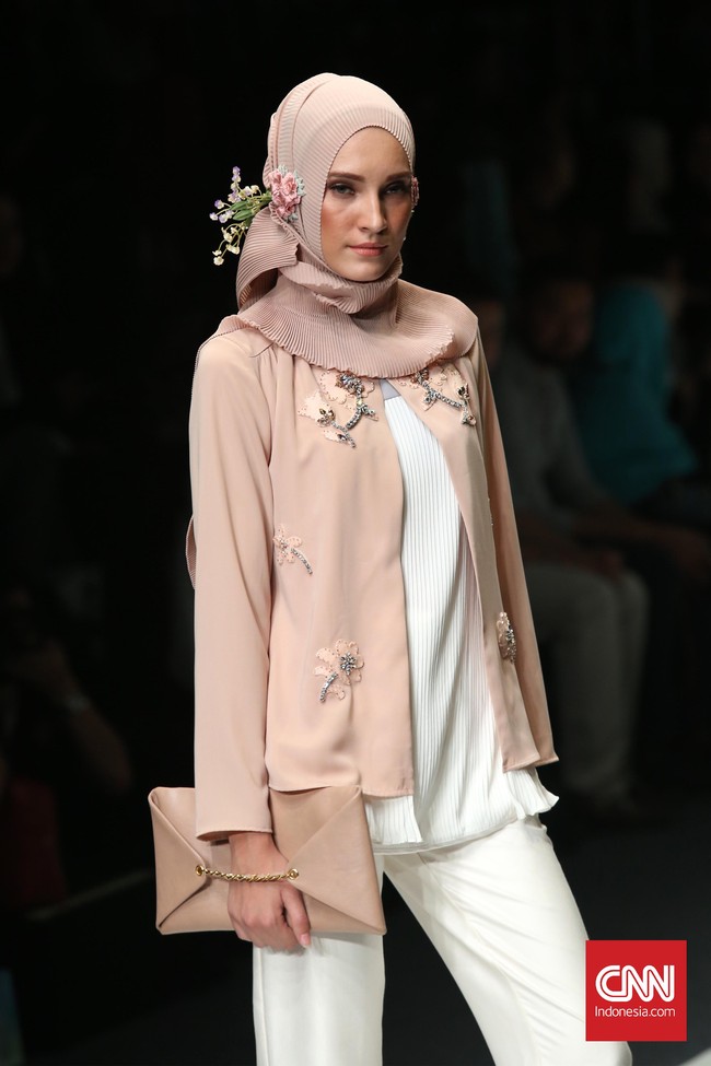 Nuansa Bening Busana Hijab di Jakarta Fashion Week 2021