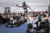 Lompatan sang juara dunia. Hamilton kini menyamai rekor pebalap idolanya sedari kecil, Ayrton Senna. (REUTERS/Adrees Latif)