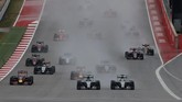 Duo Mercedes Lewis Hamilton dan Nico Rosberg kembali tampil dominan. Selain merebut 18 dari 19 pole position, mereka pun telah memenangi total 16 kali balapan di musim ini. (REUTERS/Adrees Latif)