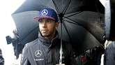 Hujan badai sempat membuat sesi kualifikasi Formula 1 GP Texas tertunda beberapa kali. Lewis Hamilton memastikan start dari tempat kedua pada kualifikasi Minggu (25/10) pagi waktu setempat, atau pada hari yang sama balapan diselenggarakan. (REUTERS/Darron Cummings)