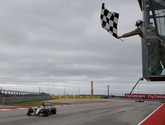 Tanpa halangan berarti, Lewis Hamilton melintasi garis finis. Jika sebelumnya ia memastikan gelar juara dunia di balapan malam di seri terakhir, kali ini kemenangan Hamilton diiringi awan kelabu. (REUTERS/Darron Cummings)