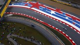Hamilton menjajal mobilnya di sesi kualifikasi. Pebalap Inggris ini datang ke Texas dengan tujuan merebut gelar juara dunia ketiga dalam kariernya. (REUTERS/Mike Stone)