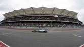 Mobil Hamilton melewati tribun grandstand yang dipenuhi oleh ribuan penonton. Mereka tahu bahwa jika memastikan keunggulan tujuh angka dari Sebastian Vettel pada balapan kali ini, Hamilton akan keluar menjadi juara dunia. (REUTERS/Darron Cummings)