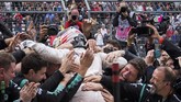 Kesuksesan Hamilton disambut oleh rekan-rekannya di tim Mercedes. Secara khusus Hamilton pun mengucapkan terima kasih untuk mereka atas sokongan selama satu musim balapan ini. (REUTERS/Adrees Latif)