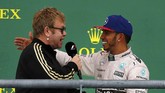 Kejutan untuk Hamilton datang dari penyanyi legendaris asal Inggris, Elton John. Bukan menyanyi, Elton John justru mewancarai Hamilton. (REUTERS/Mike Stone)