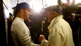Tapi Elton John bukan satu-satunya legenda Inggris yang ada di Texas. Jackie Stewart, pebalap tiga kali juara dunia, juga memberikan selamat untuk juniornya tersebut. (REUTERS/Mike Stone)