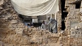 Menurut Ahmad Barmak, Menteri Dalam negeri Afghanistan, sekitar 4.000 rumah ambruk atau rusak akibat gempa. (Reuters/Khuram Parvez)