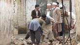 Di Pakistan, hampir 1.000 orang terluka tertimpa bangunan roboh karena gempa. Diperkirakan jumlah korban masih akan bertambah. (Reuters/Fayaz Aziz)