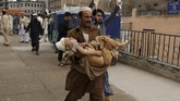 Gempa ini mirip dengan gempa Kashmir tahun 2005 lalu yang berkekuatan 7,5 skala Richter, menewaskan 70 ribu orang. Tapi gempa kali ini terjadi jauh di dalam bumi, 223 kilometer dari permukaan. (Reuters/Khuram Parvez)