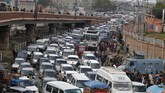 Gempa susulan terjadi terus menerus, terasa hingga New Delhi di utara India dan Pakistan, ratusan orang berlarian menyelamatkan diri. Tumpukan kendaraan terjadi di Srinagar setelah aparat menutup jembatan layang untuk pencegahan pasca gempa. (Reuters/Danish Ismail)