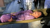 Di sebuah kota Afghanistan, 12 siswi sekolah tewas terinjak dan terhimpir saat ratusan pelajar di sekolah kota Talugan panik berlarian saat gempa. (Reuters/Parwiz)