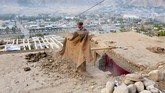 Total sejauh ini ada 306 korban tewas di tiga negara terdampak gempa. Terbanyak berasal dari timurlaut Pakistan, berjumlah 229 orang, sisanya dari Afghanistan dan India. (Reuters/Stringer)
