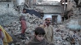 Pusat gempa terjadi di dekat kota Jarm di Afghanistan yang padat penduduk. Banyak bangunan bertembok lumpur di kota ini ambruk, mengubur penghuninya. (Reuters/Hazrat Ali Bacha)