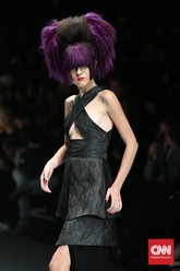 Pada panggung Jakarta Fashion Week 2016, L’Oréal Professionnel menampilkan tatanan rambut fantastis dalam berbagai gaya dan warna. (CNN Indonesia/Safir Makki)