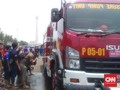 Bersama Polisi dan TNI, Buruh Salat Jumat di Seberang Istana