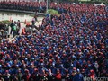 Tuntutan Ditolak Pemerintah, Buruh Bertahan Hingga Malam