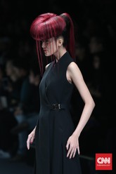 Berbagai model rambut mulai dari gaya sasak, kepang, sampai model rambut ikat satu dengan bagian atas menyerupai donat dengan beberapa helai rambut yang menjuntai mengisi runway Jakarta Fashion Week 2016. (CNN Indonesia/Safir Makki)