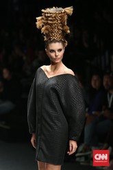 Model rambut kepang yang menjulang seperti topi ini menjadi salah satu model rambut yang dipresentasikan oleh tim penata rambut dari L’Oréal Professionnel di panggung pekan mode lalu. (CNN Indonesia/Safir Makki)