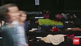Sejumlah model mencuri waktu untuk tidur, saat menunggu giliran gladi resik pergelaran Jakarta Fashion Week 2016 di Jakarta, Rabu, (28/10). ( CNN Indonesia/Adhi Wicaksono)