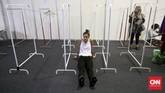 Merasa kelelahan seorang model duduk berselonjor kaki seusai mengikuti gladi resik pagelaran Jakarta Fashion Week 2016 di Jakarta, Rabu (28/ 10). (CNN Indonesia/Adhi Wicaksono)