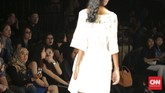 Pengunjung memperhatikan rancangan baju para disainer yang diperagakan saat Jakarta Fashion Week 2016 di Jakarta, Selasa (27/10). (CNN Indonesia/Adhi Wicaksono)