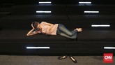 Seorang model beristirahat disela-sela giliran gladi resik pagelaran Jakarta Fashion Week 2016 di Jakarta, Rabu (28/10). (CNN Indonesia/Adhi Wicaksono)