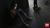 Sorang model bermain telepon genggam disela-sela giliran gladi resik pagelaran Jakarta Fashion Week 2016 di Jakarta, Rabu (28/ 10). (CNN Indonesia/Adhi Wicaksono)