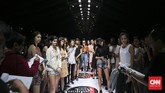 Sejumlah model mendengarkan briefing saat mengikuti giliran gladi resik pergelaran Jakarta Fashion Week 2016 di Jakarta, Rabu (28/10). (CNN Indonesia/Adhi Wicaksono)