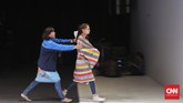 Kru koreografer memaksa seorang model untuk mengikuti giliran gladi resik pergelaran Jakarta Fashion Week 2016, di Jakarta, Rabu (28/10). (CNN Indonesia/Adhi Wicaksono)