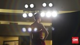 Model berjalan di atas panggung pergelaran Jakarta Fashion Week 2016 yang diadakan di Jakarta, Selasa (27/10). (CNN Indonesia/Adhi Wicaksono)