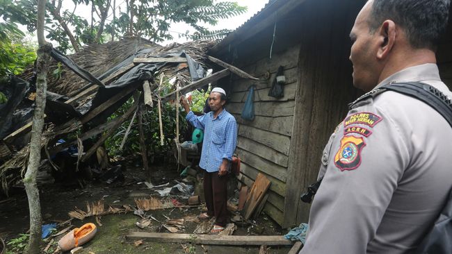 Belasan Gajah Rusak Rumah Warga Lampung