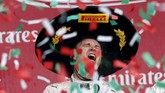 Kejutan diberikan oleh Nico Rosberg menjelang musim usai. Ia mendapatkan enam kali pole position dan merebut GP Meksiko dan GP Brasil. (REUTERS/Edgard Garrido)