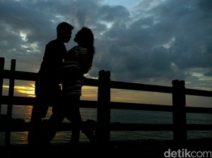 Satpol PP Ciduk Sejoli Bermesraan di Taman Jaya Wijaya Solo