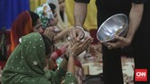 Salah satu ritual dalam Festival Cahaya atau Diwali di Sikh Temple, Gunung Sahari, Jakarta (10-11/11), pembagian kue khas India yang bercita rasa manis. Menurut Shanty Tolani, warga setempat keturunan India, kue manis ini menyimbolkan kebahagiaan.