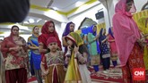 Umat Hindu keturunan India merayakan Diwali dan mendaraskan doa kepada Dewi Laksmi dan Dewa Ganesha di Sikh Temple, di kawasan Gunung Sahari, Jakarta (10-11/11). Mereka memohon kesejahteraan, kesuksesan, energi positif, keberkahan seluruh umat.