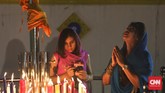 Festival Cahaya atau Diwali melambangkan kemenangan baik atas buruk. Lampu dan lilin dinyalakan sebagai tanda perayaan serta harapan umat manusia. Diwali diadakan oleh warga keturunan India di Sikh Temple, Gunung Sahari, Jakarta (10-11/11).