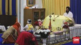 Berbeda dengan perayaan Diwali di Leiscester, jantung komunitas Asia di Inggris, yang gegap gempita, perayaan di kawasan Gunung Sahari, Jakarta (10-11/11) berlangsung syahdu. Umat Hindu keturunan India mendaraskan doa-doa di Sikh Temple.