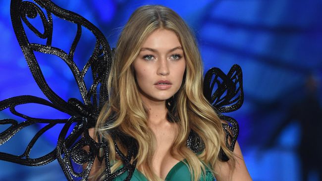 Gigi Hadid Tampil Tanpa Busana Demi Stuart Weitzman