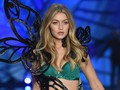 Cengkerama Gigi Hadid dan David Foster di Studio