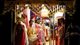 Bunyi genderang bertalu-talu menambah kemeriahan Festival Cahaya atau Diwali di Leicester, Inggris, pada Rabu (11/11). Tambah lagi, busana warna-warni yang dikenakan para partisipan dan wisatawan, membuat Diwali semakin gegap gempita!