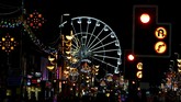 Perayaan Diwali di Leicester, Inggris, ini disebut-sebut terbesar yang diadakan di luar India. Selama Festival Cahaya digelar, Leicester, terutama sudut Golden Mile, tampak benderang oleh nyala 6.500 lampu. Makin benderang di pengujung acara saat pijar kembang api memenuhi langit Leicester.