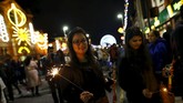 Tak kurang 35.000 wisatawan dari penjuru Inggris Raya, Eropa, Amerika Serikat dan Kanada, menikmati limpahan cahaya yang berpendaran. Kemeriahan Festival Cahaya ini mengingatkan pada Natal atau perayaan lain macam Blackpool Illuminations dan diskon besar-besaran di Jalan Oxford.