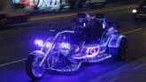 Saat Festival Cahaya atau Diwali berlangsung, jalanan di kawasan Leicester, terutama Jalan Belgrave, ditutup untuk lalu lalang kendaraan bermotor sejak selepas pukul lima sore hingga menjelang pukul sepuluh malam. Situs Birstall Park & Ride dibuka bagi mereka yang tak berkendara menuju perhelatan.