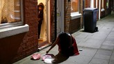 Sementara itu, di trotoar jalan, sejumlah partisipan Festival Cahaya atau Diwali di Leicester, Inggris, membuat seni lukis rangoli yang rumit dan indah. Diwali di Leicester, pada Rabu (11/11), disebut-sebut terbesar yang diadakan di luar India.