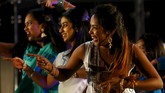 Berbagai acara digelar untuk memeriahkan Festival Cahaya atau Diwali di Leicester, Inggris, pada Rabu (11/11), dari seni tari, seni musik, seni lukis rangoli sampai kembang api. Tampak para penari bersuka cita, larut dalam keriaan Diwali.