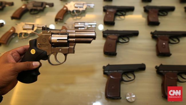 Polisi Selidiki Koleksi Senpi Pria Bunuh Diri di Apartemen