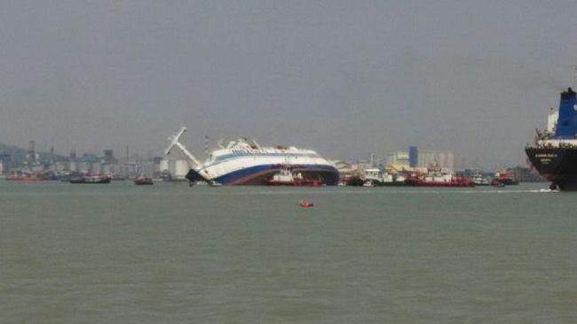 Kapal Laut Tenggelam di Surabaya, Penumpang Lompat ke Laut